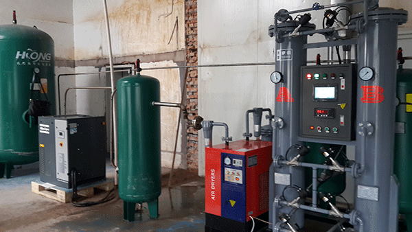 某制藥廠(chang)使用60立方，純(chún)度99.9%制氮機使(shi)用現場