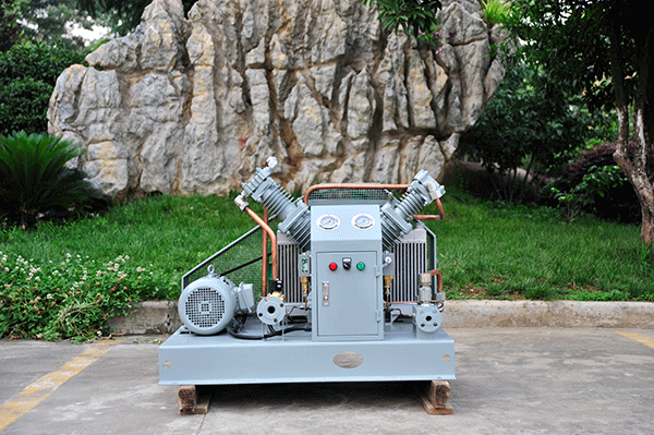 全(quan)無油活(huo)塞式空(kong)壓機